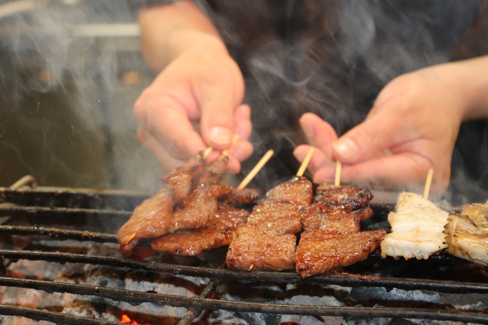 職人が丁寧に焼き上げる串焼き