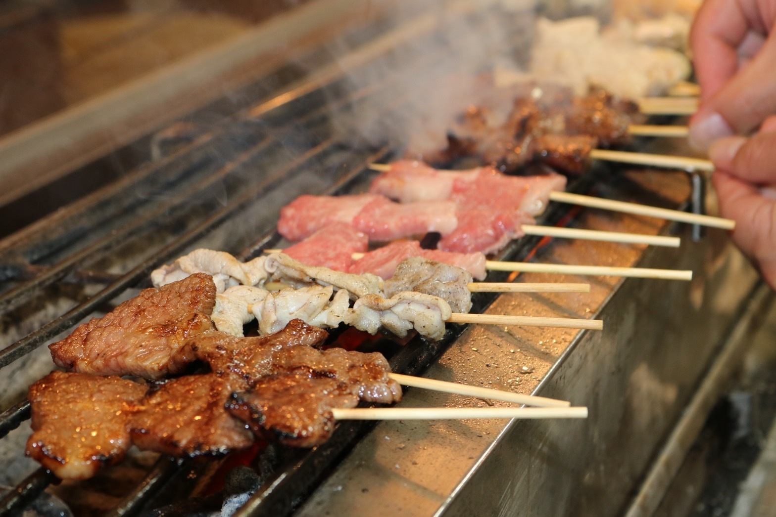 炭火で焼く串焼き