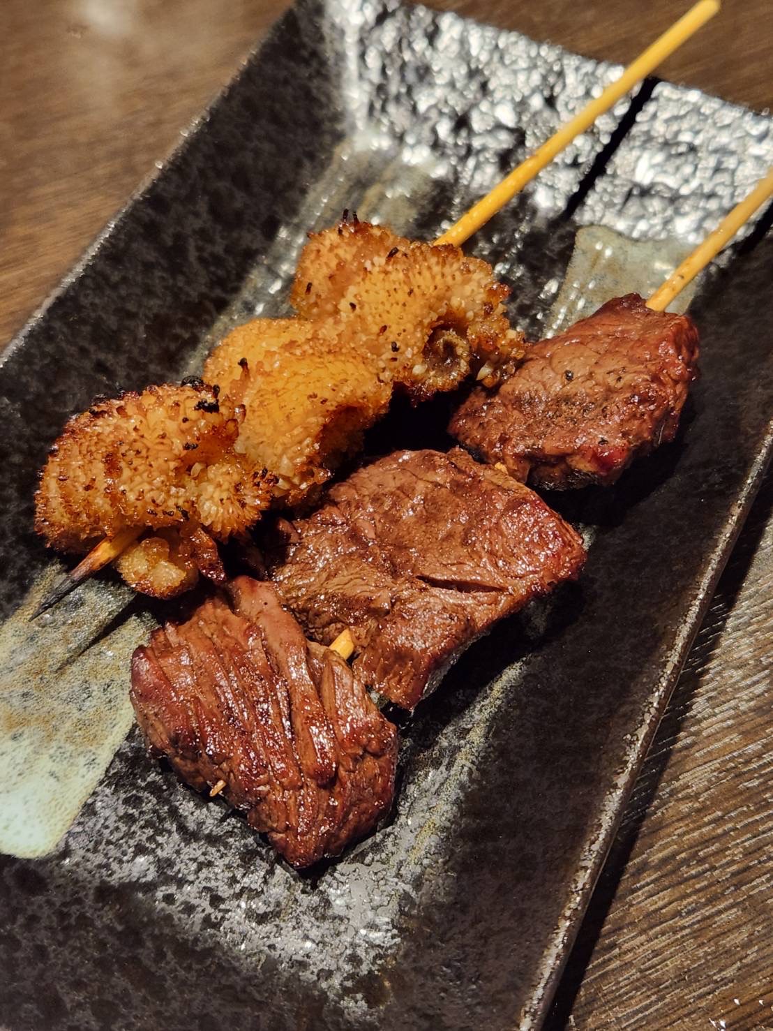 炭火で焼く串焼き